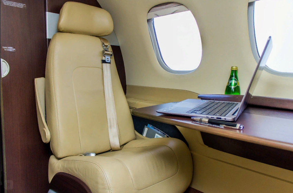 volo privato sul Embraer Phenom 100